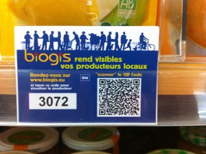 Zoom sur un QR Code dans un supermarché